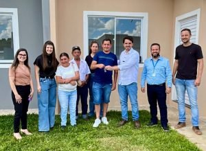 com-recursos-estaduais,-16-familias-de-irati-conquistam-a-casa-propria