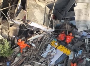 casarao-desaba-no-bairro-do-catete,-no-rio,-e-deixa-varios-feridos