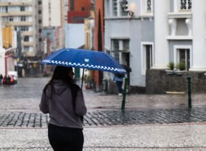 chuva-volumosa-ate-terca-e-vento-na-quarta:-tempo-segue-instavel-no-parana