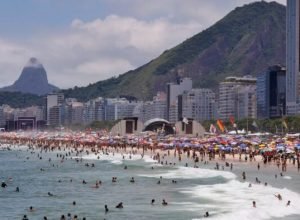 sambistas-farao-shows-na-praia-de-copacabana-em-janeiro