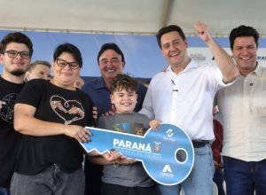com-subsidio-do-estado,-ratinho-junior-entrega-casas-a-103-familias-de-rondon