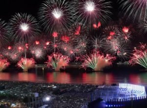 bombeiros-aprovam-vistoria-de-balsas-para-fogos-em-copacabana