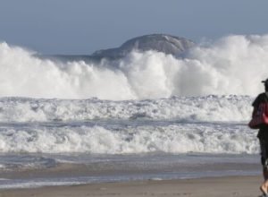rj:-praias-seguem-com-ressaca-e-banhistas-devem-evitar-entrar-no-mar
