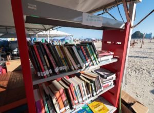 bibliopraia:-projeto-da-biblioteca-publica-do-parana-promove-leitura-no-litoral
