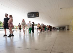 visitantes-lotam-o-museu-oscar-niemeyer-no-primeiro-dia-do-ano-de-entrada-gratuita