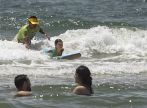 boa-onda:-1°-dia-da-escolinha-de-surfe-em-ipanema-tem-vagas-esgotadas-em-minutos