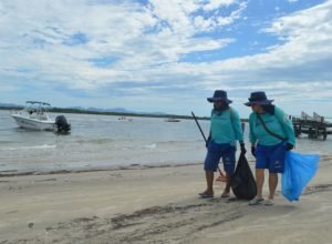 area-ambiental:-sanepar-leva-limpeza-a-praia-na-ilha-das-pecas