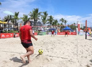 litoral-recebe-campeoes-mundiais-e-competicao-de-futevolei-com-600-inscritos