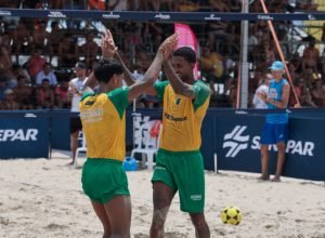 brasileiros-vencem-argentinos-em-desafio-internacional-de-futevolei-no-verao-maior-parana