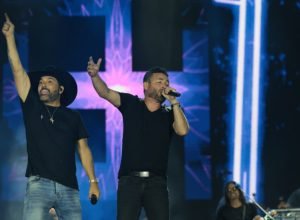 video-leva-musico-sertanejo-a-cantar-com-edson-e-hudson-no-verao-maior-parana