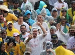 raio-atinge-manifestantes-na-praca-do-cruzeiro,-em-brasilia