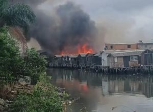 incendio-destroi-sete-barracos-no-dique-da-vila-gilda,-em-santos
