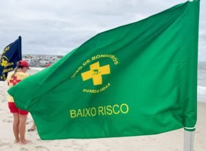 bombeiros-alertam-banhistas-para-atencao-as-bandeiras-de-areas-seguras-ao-entrar-no-mar