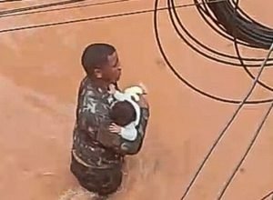 “eu-so-fui”:-ex-soldado-salva-crianca-de-inundacao-em-juiz-de-fora