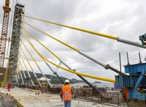 o-beijo-vem-ai:-ponte-de-guaratuba-tem-ultimo-estai-instalado