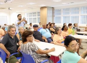 mais-de-100-idosos-participam-de-workshops-sobre-letramento-em-inteligencia-artificial 