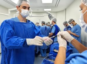 parana-ja-tem-8-aplicacoes-de-polilaminina;-ratinho-junior-recebe-medicos-e-reforca-apoio-a-pesquisa