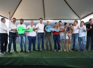 governador-entrega-moradias-e-anuncia-r$-36,2-milhoes-para-estradas-rurais-em-terra-rica