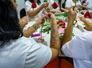 mulheres-privadas-de-liberdade-preparam-rosas-que-serao-entregues-no-dia-da-mulher