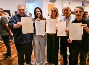 familia-de-paulo-leminski-recebe-textos-do-autor-que-ficaram-esquecidos-em-aviao
