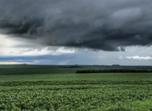 nova-frente-fria-aumenta-risco-de-tempestade-no-inicio-da-semana-no-parana