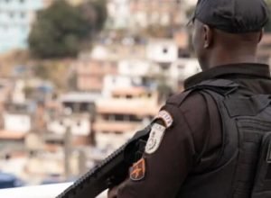 pm-apreende-tres-toneladas-de-drogas,-fuzis-e-pistolas-na-mare