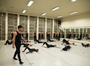 bailarino-do-grupo-corpo-ministra-aula-para-alunos-da-escola-de-danca-teatro-guaira