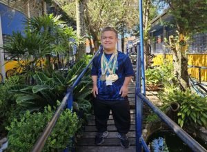 ouro-nos-jogos-paradesportivos,-aluno-da-rede-estadual-se-destaca-no-parabadminton
