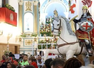 fieis-se-concentram-no-centro-do-rio-para-celebrar-dia-de-sao-jorge