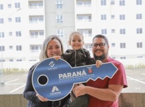 com-recursos-do-estado,-208-familias-recebem-apartamentos-em-residencial-em-curitiba
