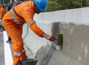 operarios-da-ponte-de-guaratuba-festejam-entrega-da-estrutura-no-dia-do-trabalhador