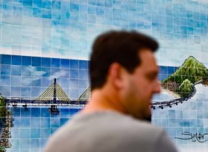painel-artistico-de-7-metros-de-altura-eterniza-a-ponte-de-guaratuba-em-azulejos