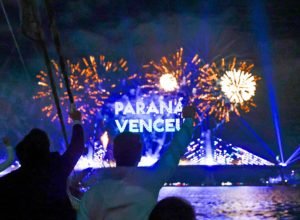 show-de-luzes,-drones-e-musica-emociona-o-publico-e-celebra-entrega-da-ponte-de-guaratuba