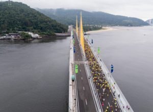 milhares-de-atletas-cruzam-a-ponte-de-guaratuba-na-1a-maratona-internacional-do-parana