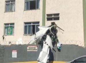 aviao-de-bimotor-cai-e-bate-em-predio-em-belo-horizonte