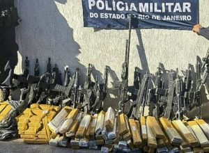 pm-apreende-16-fuzis-e-uma-metralhadora-em-operacao-no-rio 