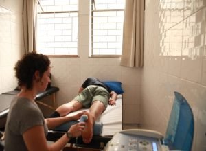 bastidores-do-teatro-guaira:-“atletas-dos-palcos”,-bailarinos-contam-com-fisioterapia-personalizada