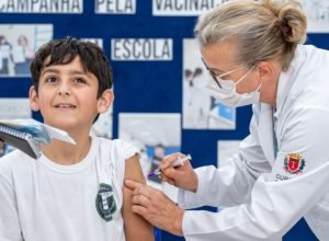 alunos-e-funcionarios:-estado-amplia-aplicacao-da-vacina-da-gripe-nas-escolas-do-parana
