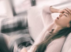 tres-e-demais:-medicos-alertam-para-dor-de-cabeca-recorrente