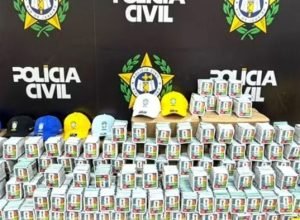 rj:-policia-apreende-mais-de-200-mil-figurinhas-falsificadas-da-copa