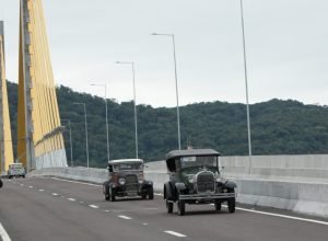 com-mais-de-500-carros-antigos-e-motos,-passeio-celebra-ponte-de-guaratuba,-no-litoral