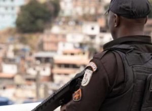 cinco-pessoas-morrem-em-operacao-contra-o-trafico-de-drogas-no-rio