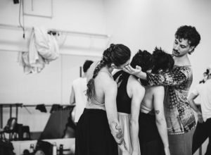 estreia-da-semana,-bale-“giselles”-transforma-classico-em-historia-de-identidade-e-amor