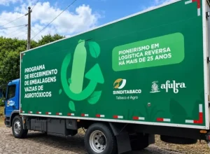 Banco de Imagens Caminhão de recebimento de embalagens SindiTabaco