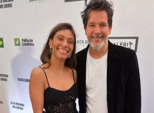 Divulgação A atriz londrinense Maíra Kodama ao lado de Murilo Benício na pré-estreia de “Assalto à Brasileira”, ontem (22), em São Paulo. Maíra integra o elenco de apoio do longa, que chega aos cinemas em 5 de n