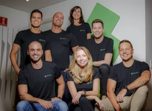 Divulgação Conta Simples Na parte superior: Rodrigo Tognini, Fernando Santos, Rafaela Araruna e Ricardo Gottschalk. Na parte inferior: Guto Quirós, Taeli Klaumann e Stenyo Lago