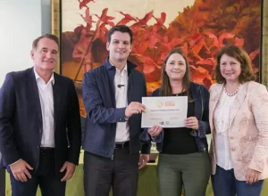 A Favretto Mídia Exterior foi contemplada com o Selo Empresa Amiga dos Animais pela iniciativa de veicular a campanha de adoção em seus ativos publicitários espalhados pela cidade. Pedro Ribas/SMCS