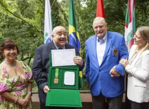 O prefeito Rafael Greca, acompanhado da embaixadora da Dinamarca no Brasil, Eva Bisgaard Pedersen e demais autoridades, entrega a Comenda da Ordem da Luz dos Pinhais para o presidente da Câmara de Comércio Dinamarquês-Brasileira, Jens Olesen. Curitiba, 24/04/2024. Foto: Ricardo Marajó/SMCS