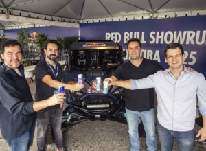 O prefeito Eduardo Pimentel, acompanhado do governador do Paraná, Carlos Massa Ratinho Júnior, do general manager da Red Bull Brasil, Diego Colocchio, e do diretor de Marketing da empresa, Gabriel Braz, visita os boxes do Red Bull ShowRun. Curitiba,14/03/2025. Foto: Ricardo Marajó/SECOM