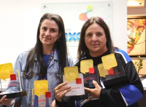 Julia Feliz, gerente de criação e relacionamento e; Cecile Freire Krüger, diretora de comunicação Marcela Cardoso